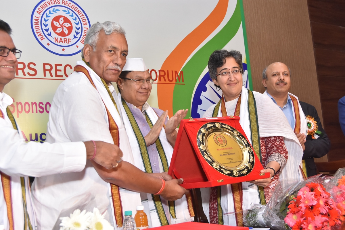 Mrs. Atishi Marlena Honorable Cabinet Minister Govt. of Delhi Receiving the award by Sh. Ram Niwas Goel Honorable Speaker Delhi Vidhan Sabha. 