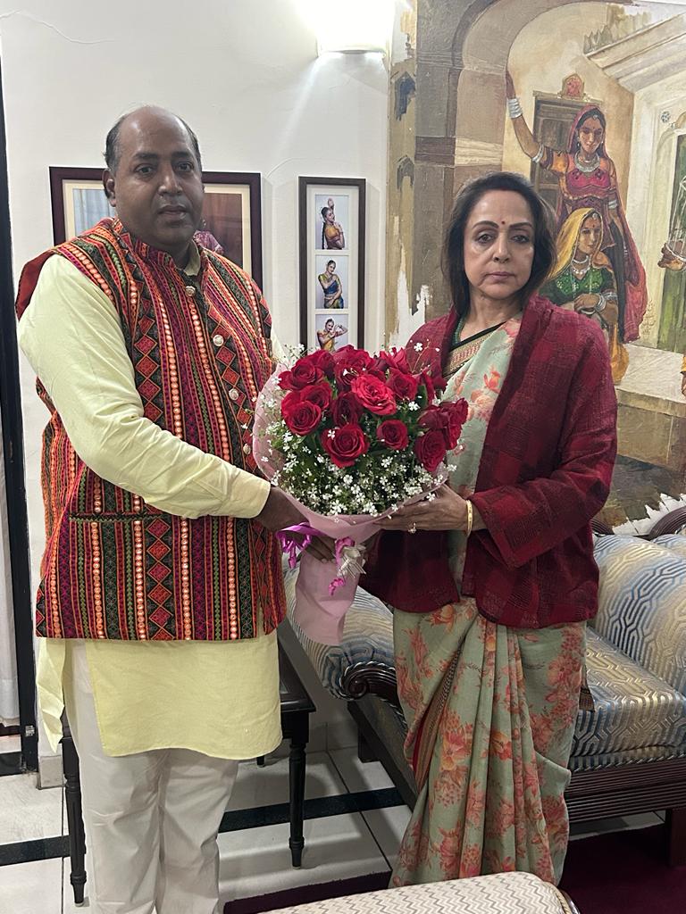 NARF Ke President Sh. Sunil Kukreja Mrs. Hema Malini Member of Parliament Ka Swagat Karte Hue. 