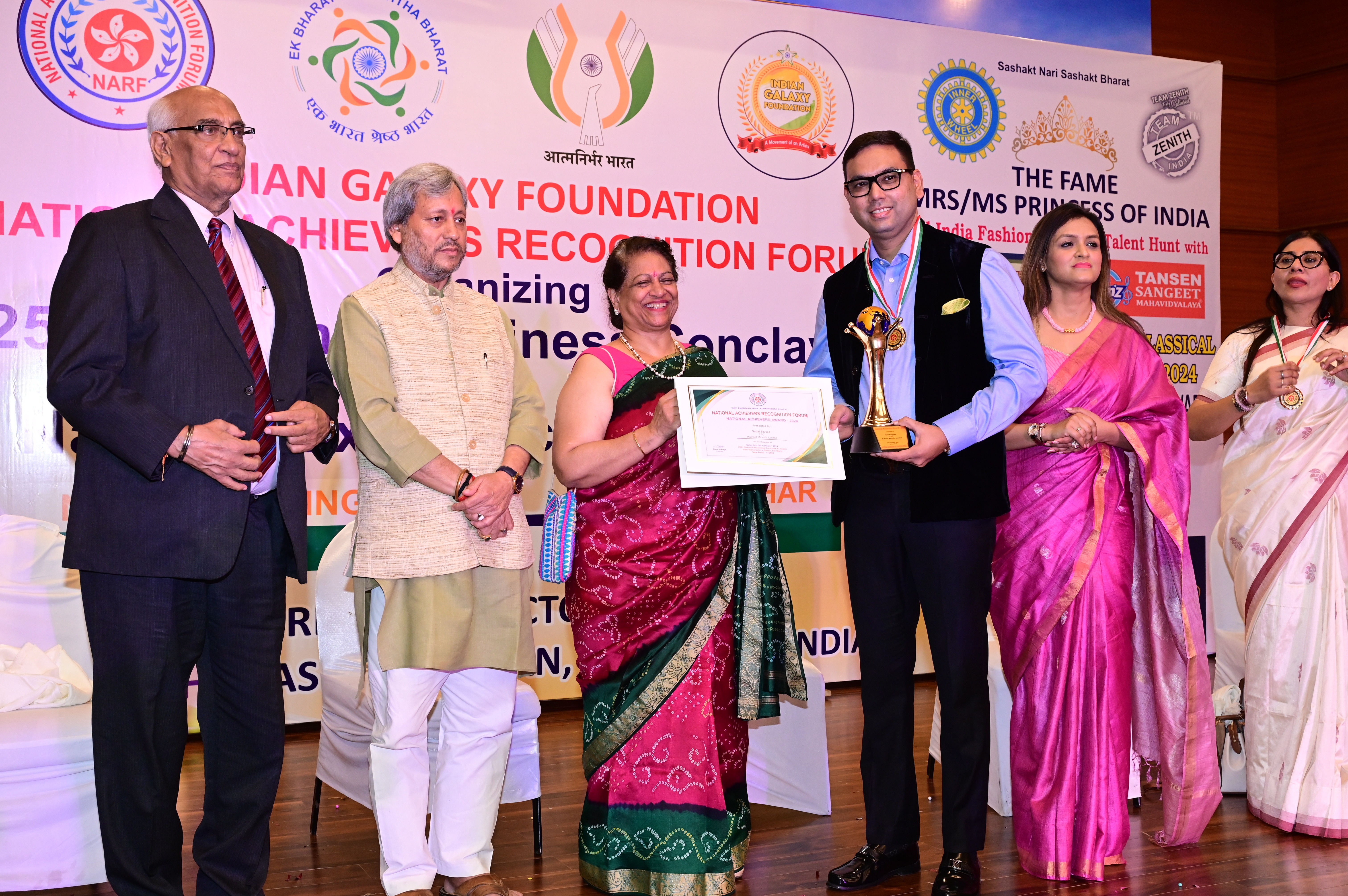 Mr. Sadaf Sayeed  CEO Muthoot Microfin Limited Receiving The Award